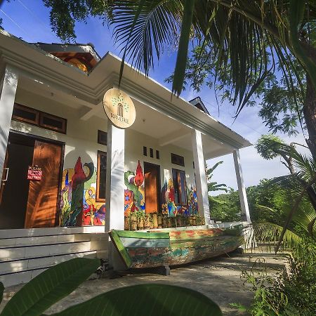 Dorme Tree Hostel Labuan Bajo Exterior photo