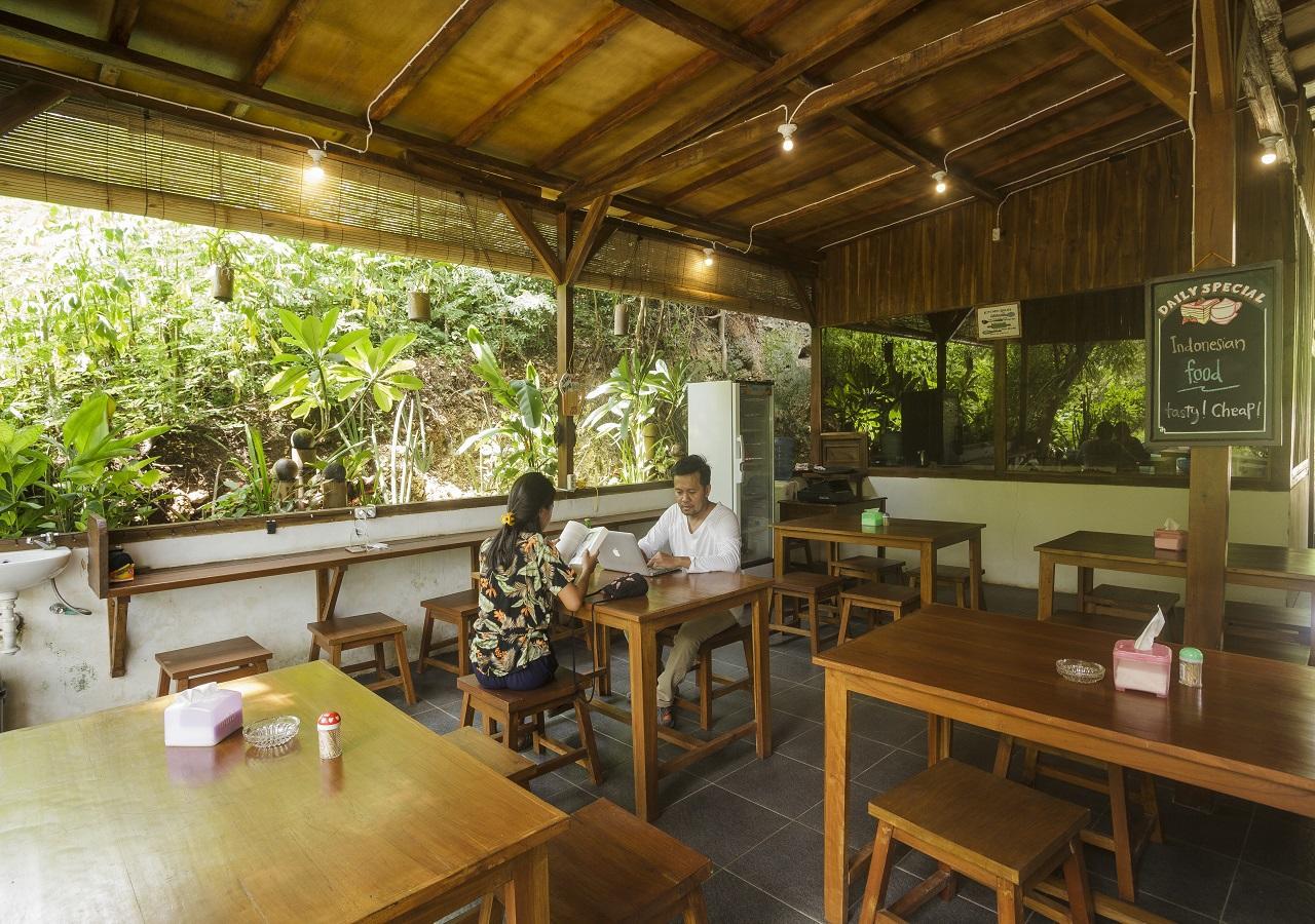 Dorme Tree Hostel Labuan Bajo Exterior photo