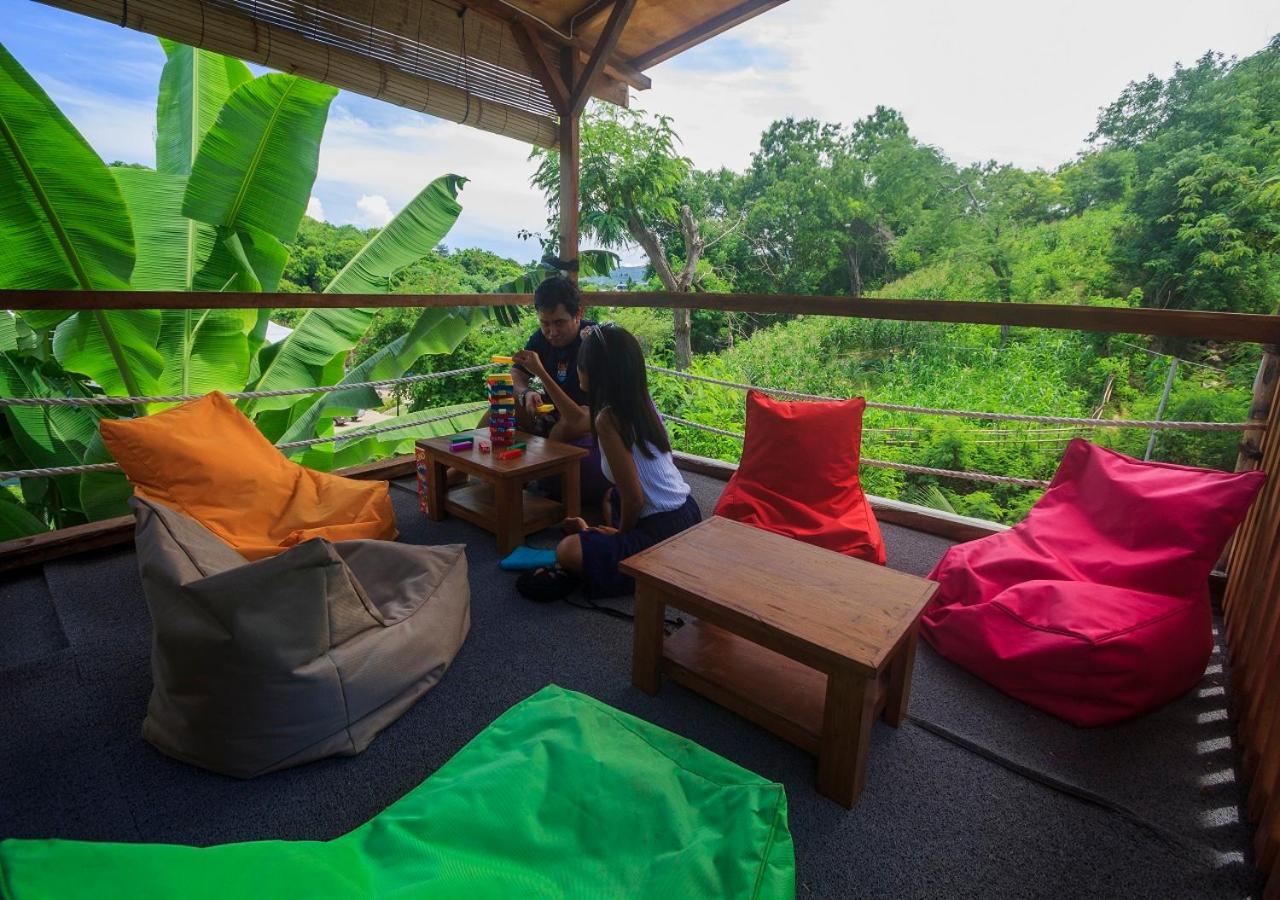 Dorme Tree Hostel Labuan Bajo Exterior photo